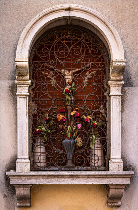 Faded display, Roger Poyser